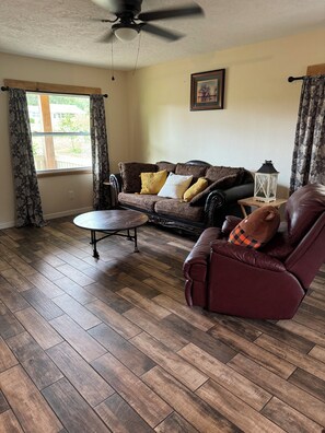 Smart TV - Welcome to Orange Blossom Cottage at Dirty Dog Organic Farm. (Leesburg)