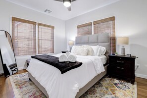 3 bedrooms, iron/ironing board, travel cot, WiFi - La Casita- a luxury cottage home located in the heart of San Antonio- sleeps 6-8 (San Antonio)