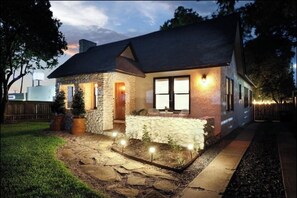Exterior - La Casita- a luxury cottage home located in the heart of San Antonio- sleeps 6-8 (San Antonio)
