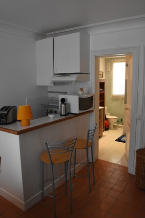 Fridge, microwave, stovetop, coffee/tea maker - Lovely Holiday Studio in Montmartre (Paris)