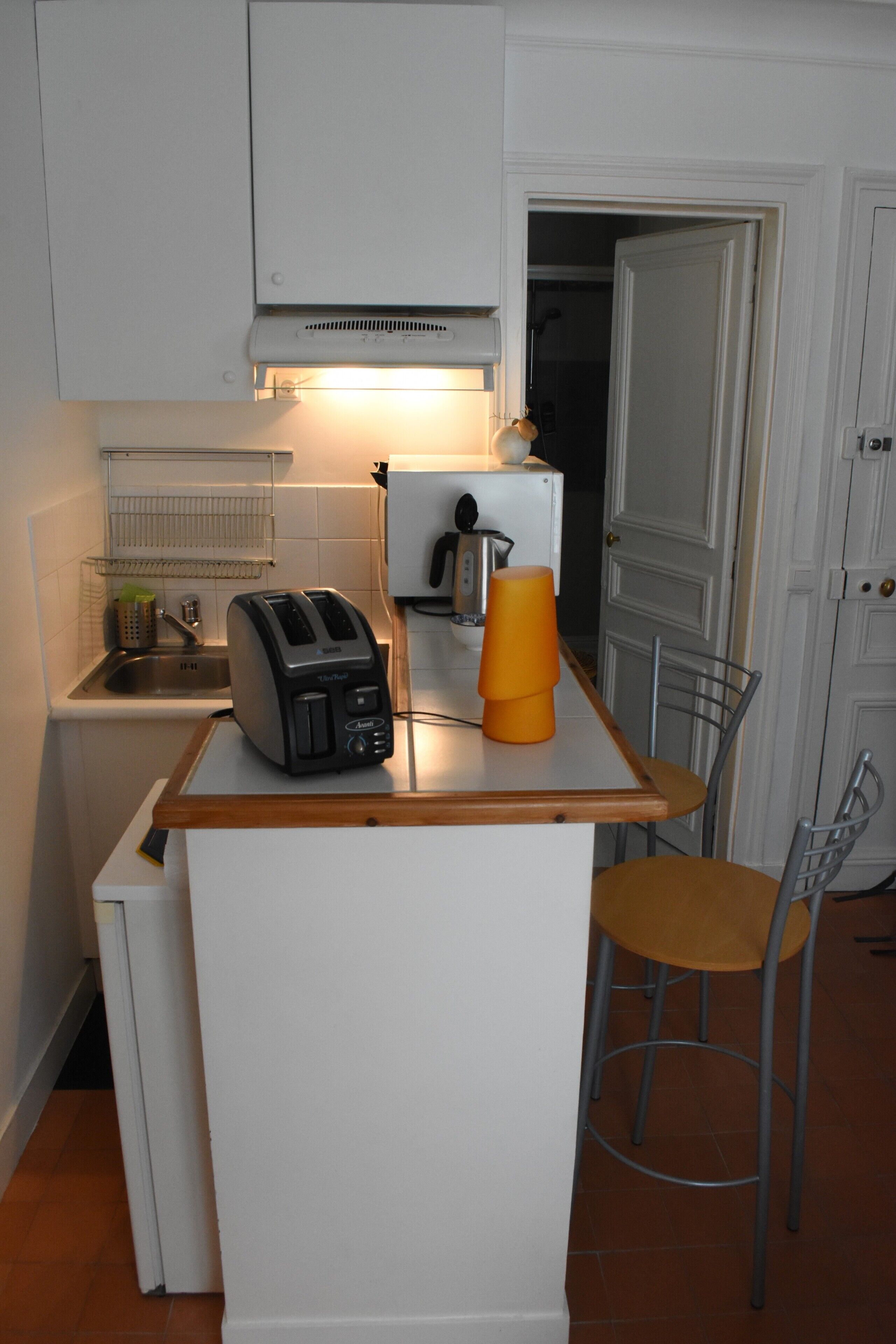 Een koelkast, een microgolfoven, een kookplaat