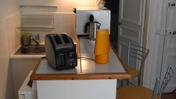 Een koelkast, een microgolfoven, een kookplaat