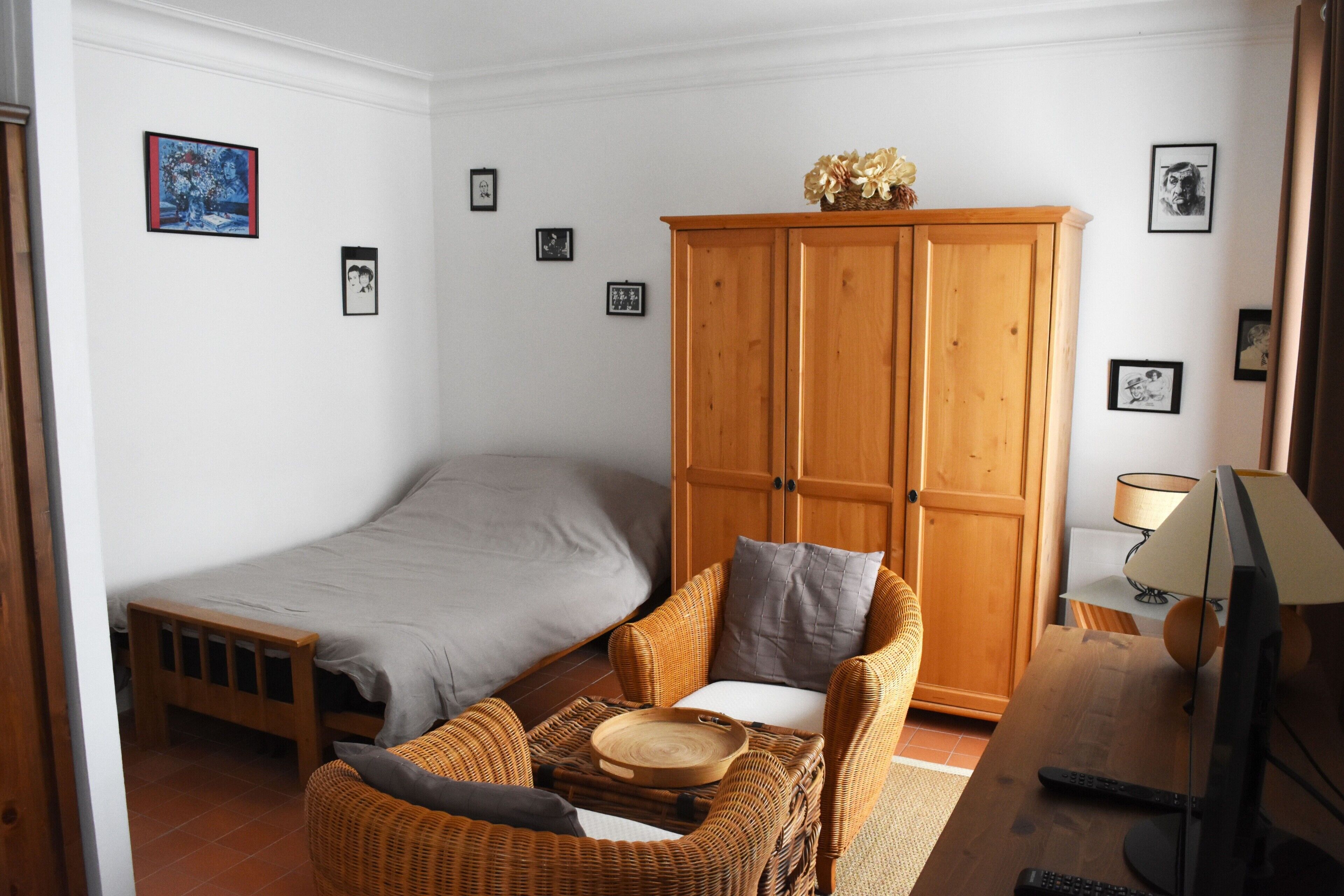 Iron/ironing board, free WiFi, bed sheets