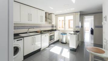 Frigorífico, microondas, horno y placa de cocina