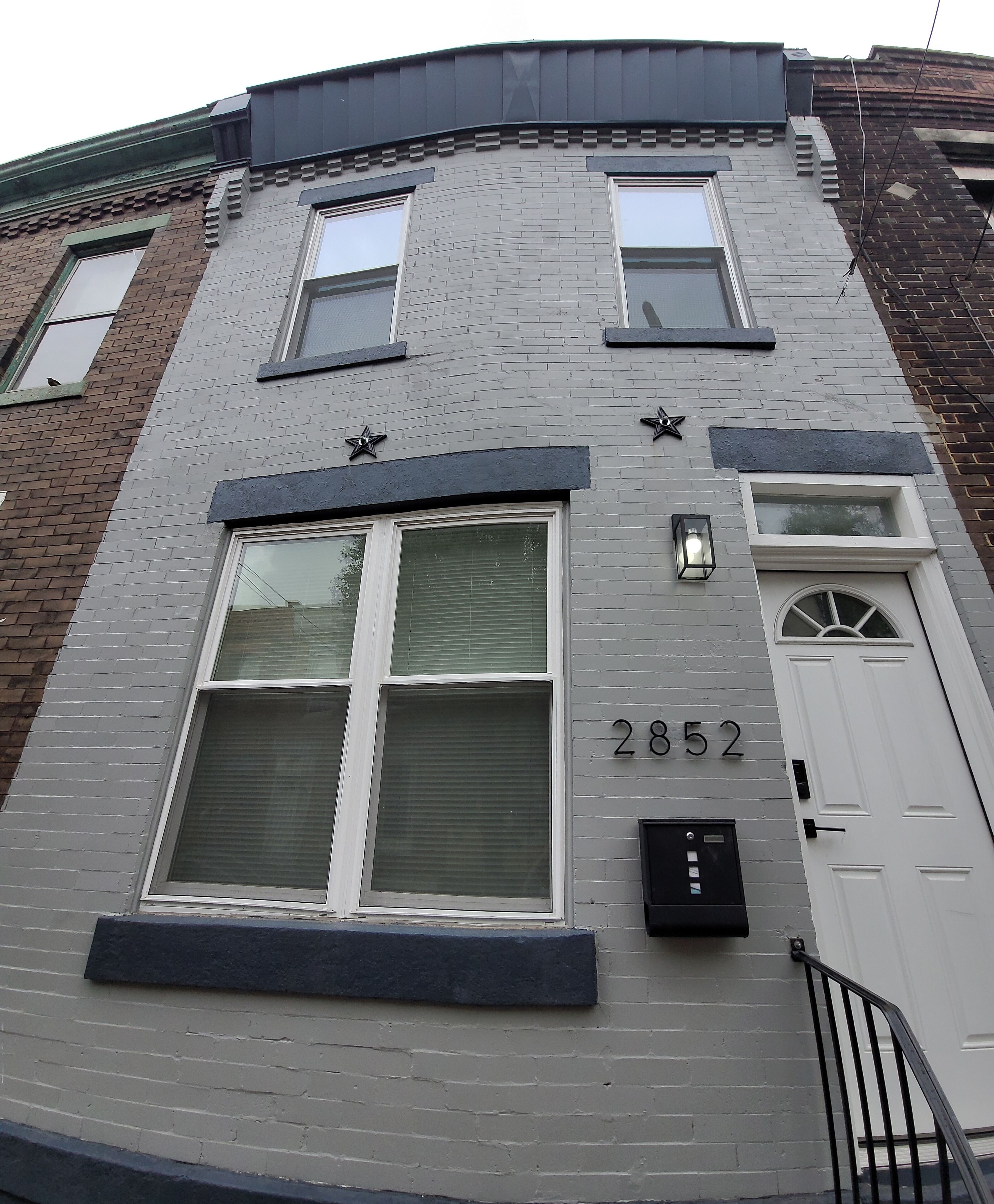 Cozy Modern townhouse minutes from Philadelphia tourist areas, sleep 9, wifi tv