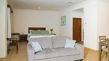 Suite estudio superior, 1 cama King size y sofá cama, vista al océano | Edredón, decoración personalizada, muebles diferentes y escritorio
