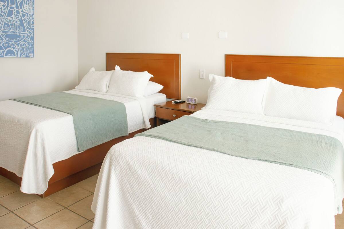ห้อ  งดีลักซ์ดับเบิล, เตียงใหญ่ 2 เตียง, วิวสระว่ายน้ำ, ชั้นล่าง | ผ้านวมขนเป็ด, โต๊ะทำงาน, พื้นที่ทำงานแบบใช้แล็ปท็อป, เตารีด/โต๊ะรีดผ้า