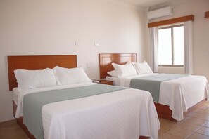 Cubrecamas, decoración personalizada, muebles diferentes y escritorio 