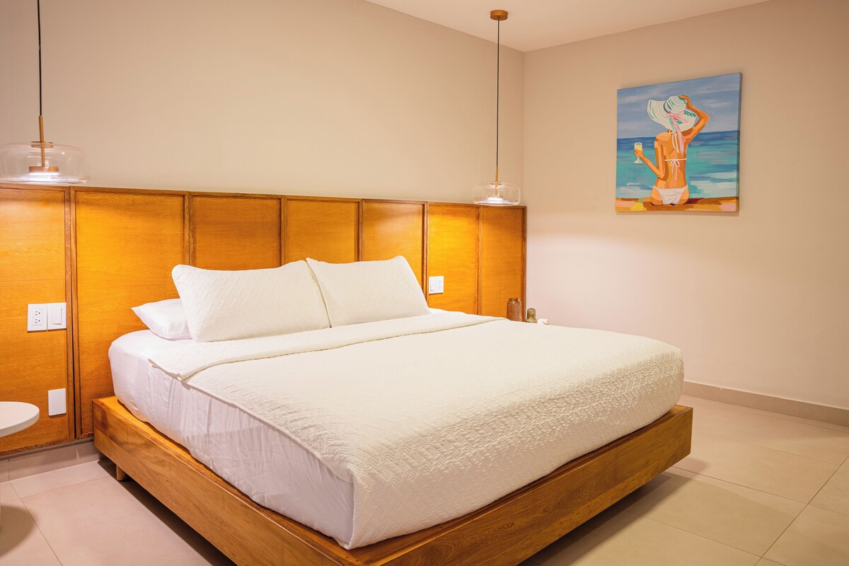 Quarto standard, 1 cama King, sacada, vista para a piscina | Edredons de pluma, escrivaninha, espaço de trabalho para notebook