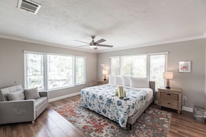 3 bedrooms, iron/ironing board, WiFi, bed sheets - Tide's End (Pool home on canal) (Siesta key)