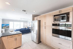 Microwave, stovetop, dishwasher, coffee/tea maker - Tide's End (Pool home on canal) (Siesta key)