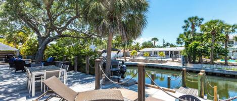 屋外ダイニングエリア