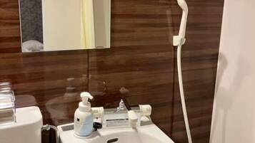 2F (2p) | Bathroom | Combined shower/bathtub, hair dryer, towels, shampoo