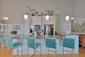 Micro-ondes, plaque de cuisson, lave-vaisselle, cafetière/bouilloire