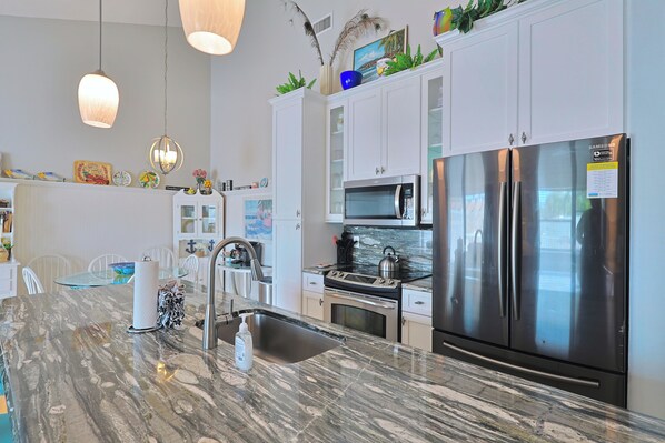 Micro-ondes, plaque de cuisson, lave-vaisselle, cafetiĂšre/bouilloire