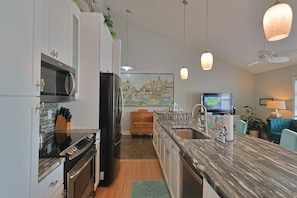 Micro-ondes, plaque de cuisson, lave-vaisselle, cafetière/bouilloire