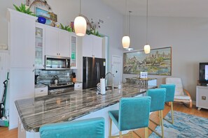 Micro-ondes, plaque de cuisson, lave-vaisselle, cafetiĂšre/bouilloire