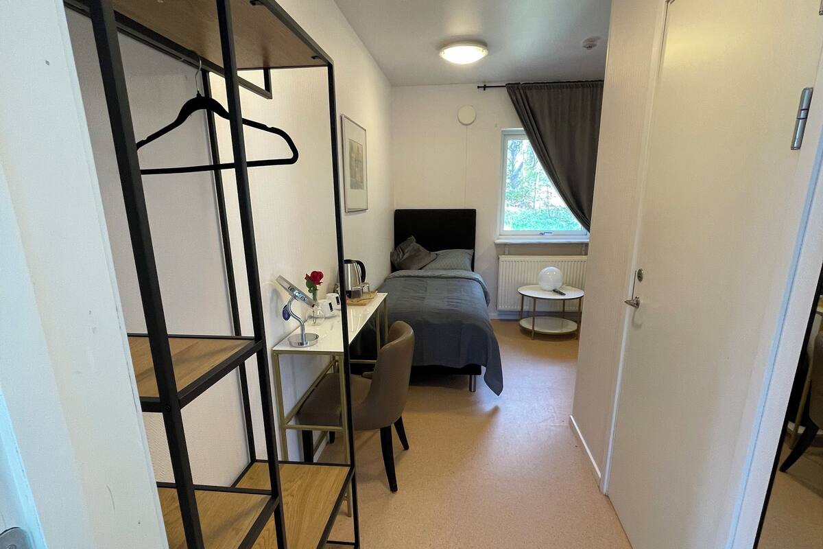 Desk, laptop workspace, WiFi (free)