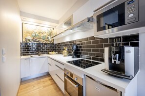 冷蔵庫、電子レンジ、食器洗い機、コーヒー / ティーメーカー