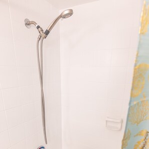 Hårtørrer, bidet, håndklæder