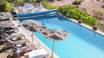 Ulkouima-allas, ilmaisia cabañoita, aurinkovarjoja