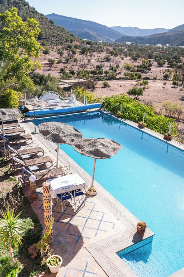 Außenpool, Cabañas (kostenlos), Sonnenschirme