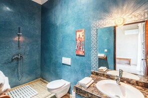 Comfort-Zimmer, Balkon, Bergblick | Badezimmer