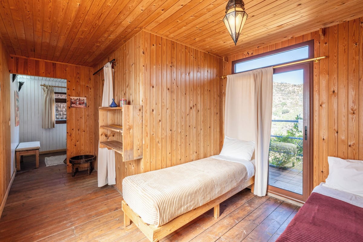 1 bedroom, Egyptian cotton sheets, premium bedding, down duvets