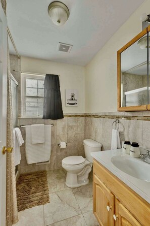 Dusj, hårføner og håndklær