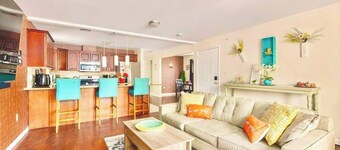 Spacious 6BR Duplex • Near EWR & NY/NJ Attractions