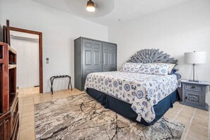 1 sovrum, värdeförvaringsskåp på rummet och strykjärn/strykbräda