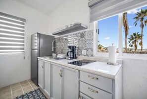 Kylskåp, mikrovågsugn, spishäll och kaffe- och tebryggare