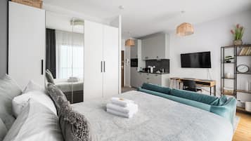 Tabla de planchar con plancha, wifi y ropa de cama