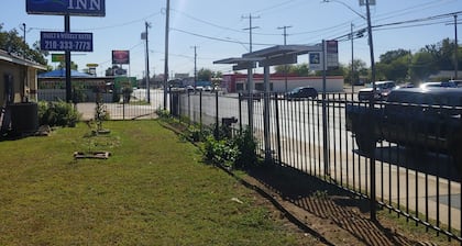 Brooks City Executive Inn