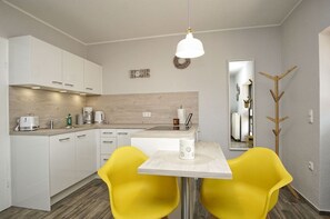 Fridge, oven, stovetop, dishwasher - nah am Meer, Ruhige Lage, Schwimmbad- und Saunanutzung - Haus Büdnerstube Fewo 3 - Haus Büdnerstube (Middelhagen)