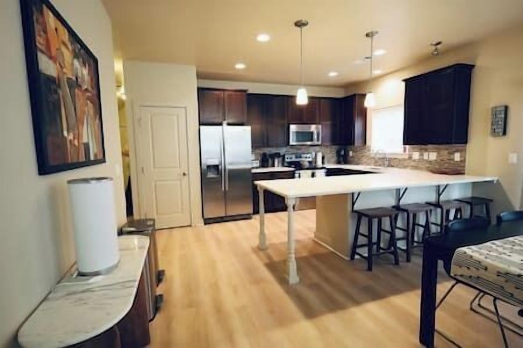 Jääkaappi, mikroaaltouuni, uuni, astianpesukone