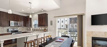 Cozy townhome in old town north dogs, Bikes.