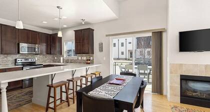 Cozy townhome in old town north dogs, Bikes.