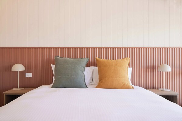 Skrivebord, arbejdsområde til bærbare computere, strygejern/strygebræt