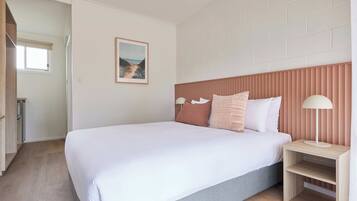 Queen Room | Desk, laptop workspace, iron/ironing board, free WiFi