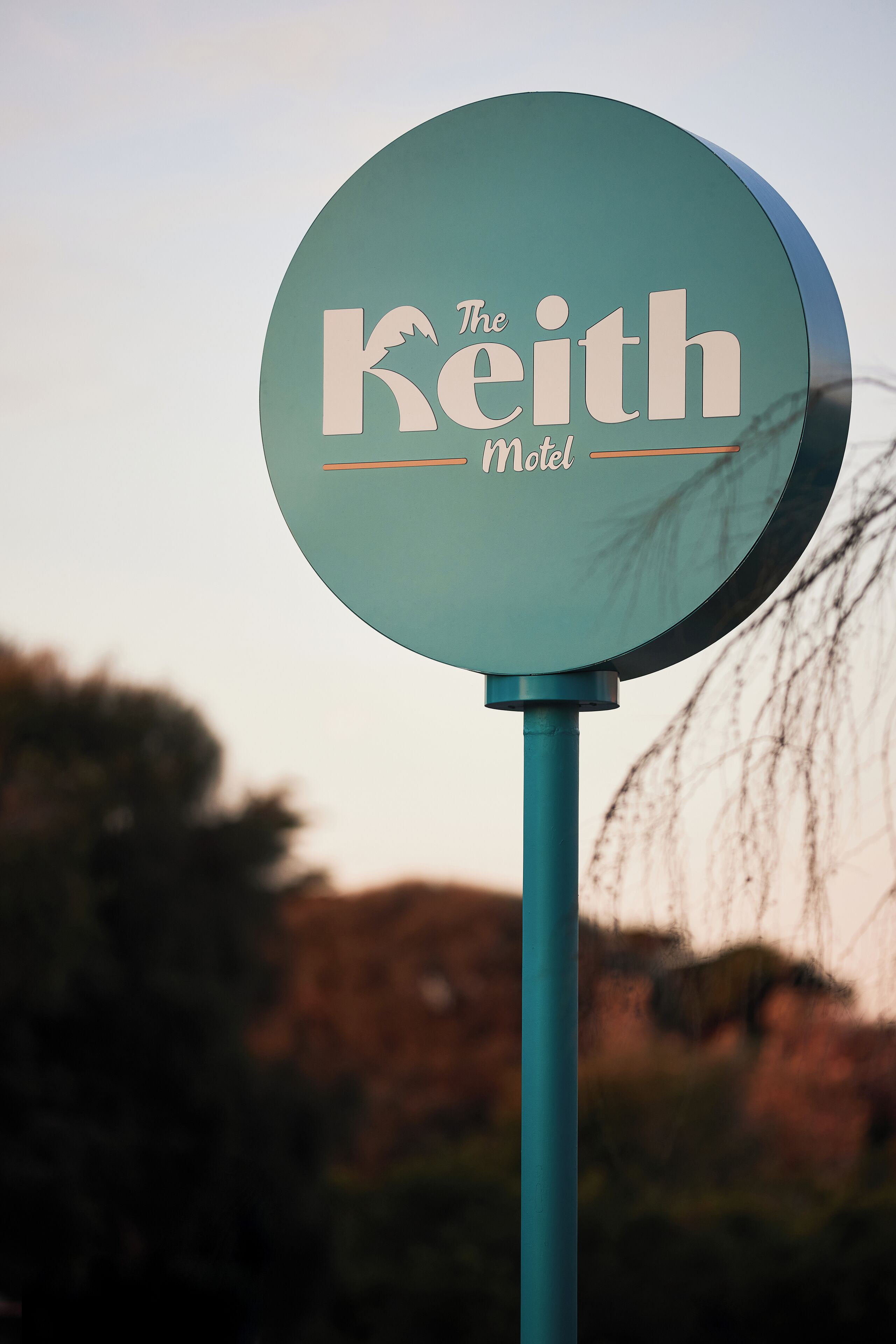 Ein rundes Schild mit dem Text "The Keith Motel".