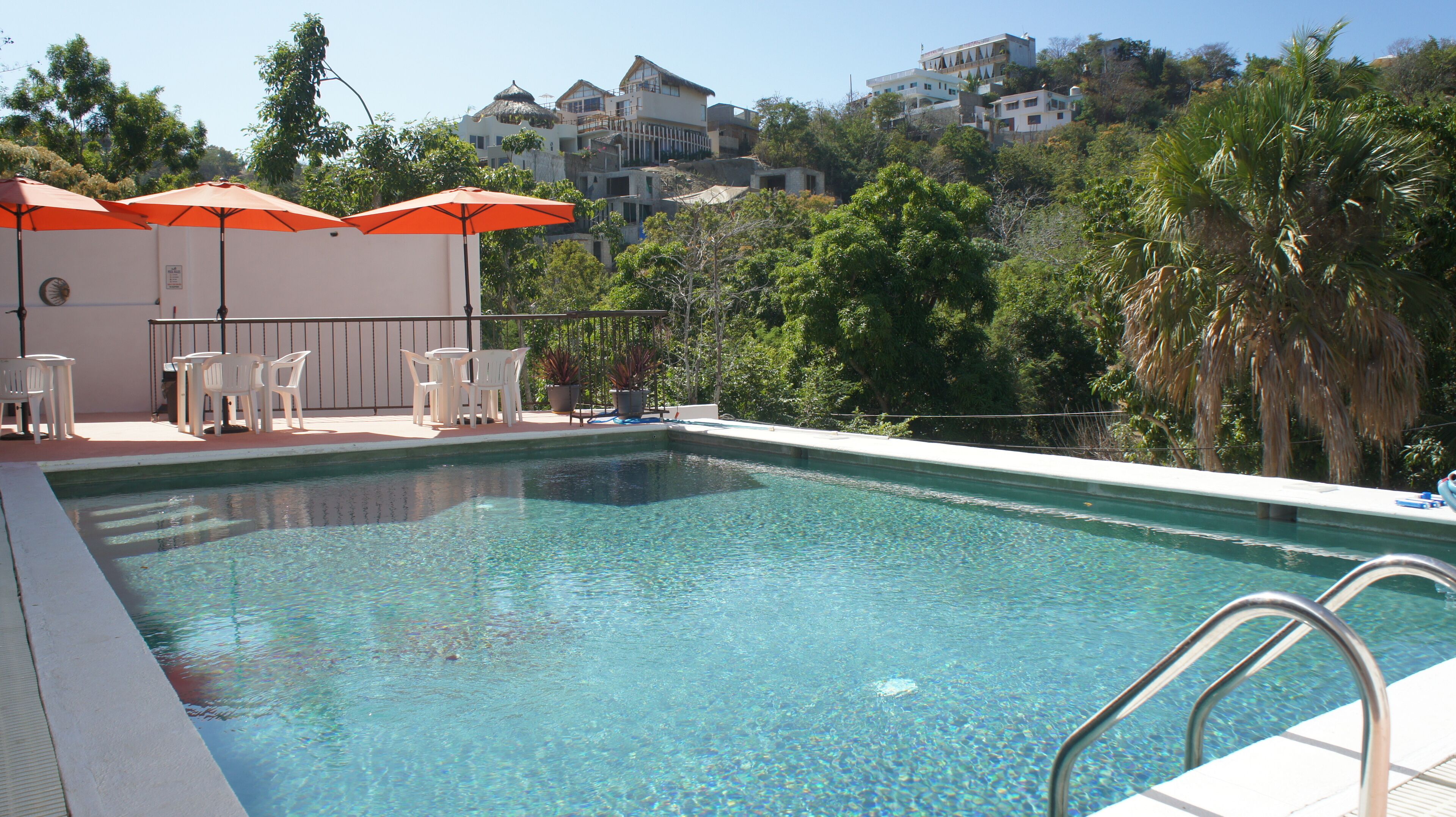 Una piscina al aire libre, sombrillas