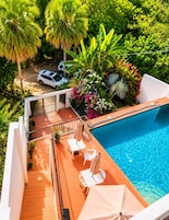 Una piscina al aire libre, sombrillas