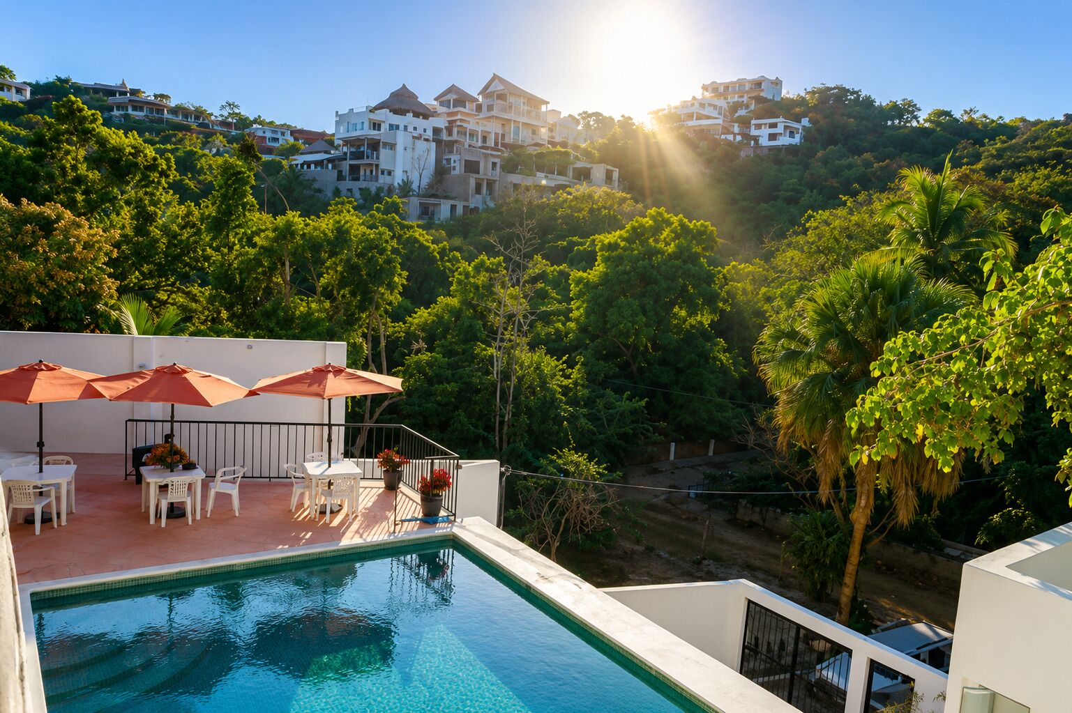 Zona de piscina en la azotea con vistas a edificios y árboles circundantes.