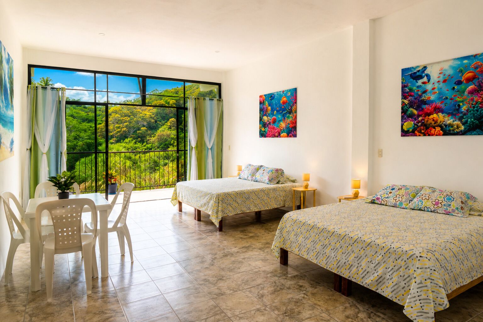 Una camera d'hotel con due letti, un balcone con vista sul verde, un tavolo da pranzo con sedie e opere d'arte alle pareti.
