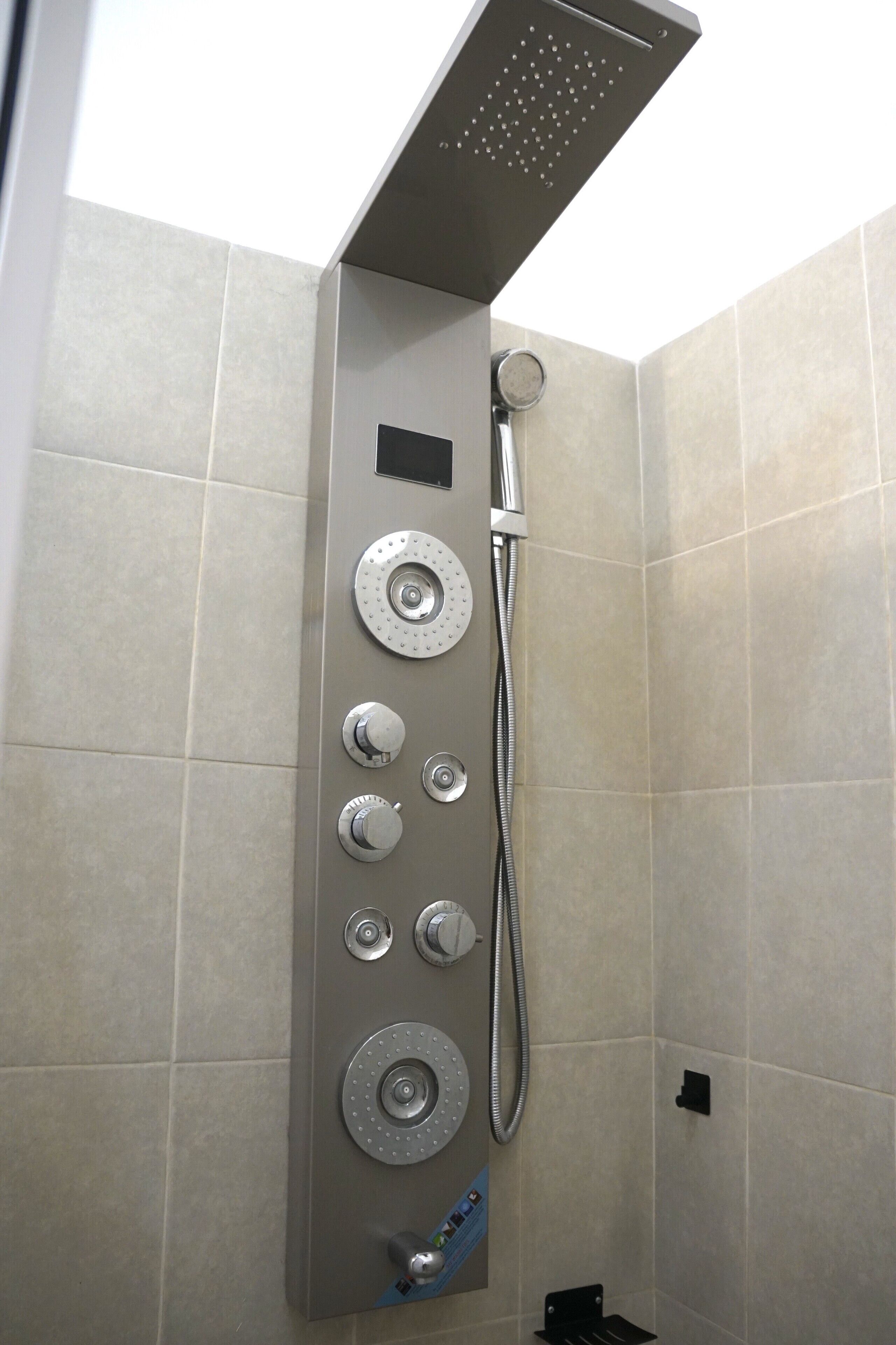 Bañera y ducha independientes, cabezal de ducha con hidromasaje, batas