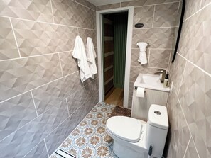 Shower, hair dryer, towels, toilet paper - Retro Cabin in Hocking Hills, Ohio w/ Jukebox, Hot Tub & Pond. Dog-friendly! (Rockbridge)