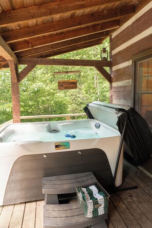 Outdoor spa tub - Retro Cabin in Hocking Hills, Ohio w/ Jukebox, Hot Tub & Pond. Dog-friendly! (Rockbridge)