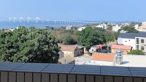 Zona residencial con un puente grande al fondo.