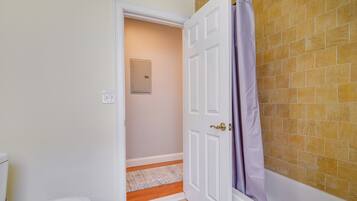 Haartrockner, Handtücher, Seife, Shampoo